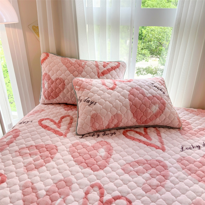 91家纺网 家纺一手货源 找家纺 康纳利 2025新款A类抗菌加厚牛奶绒印花夹棉床笠可搭配同款四件套 粉色爱心