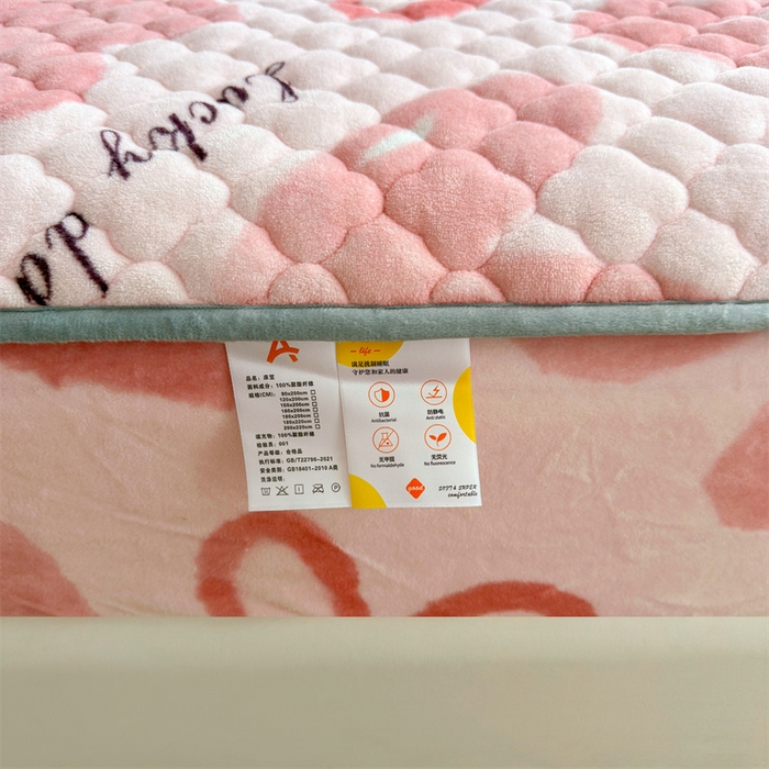 91家纺网 家纺一手货源 找家纺 康纳利 2025新款A类抗菌加厚牛奶绒印花夹棉床笠可搭配同款四件套 粉色爱心