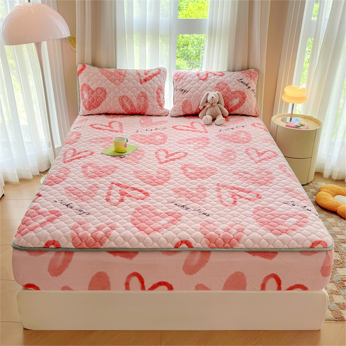 91家纺网 家纺一手货源 找家纺 康纳利 2025新款A类抗菌加厚牛奶绒印花夹棉床笠可搭配同款四件套 粉色爱心
