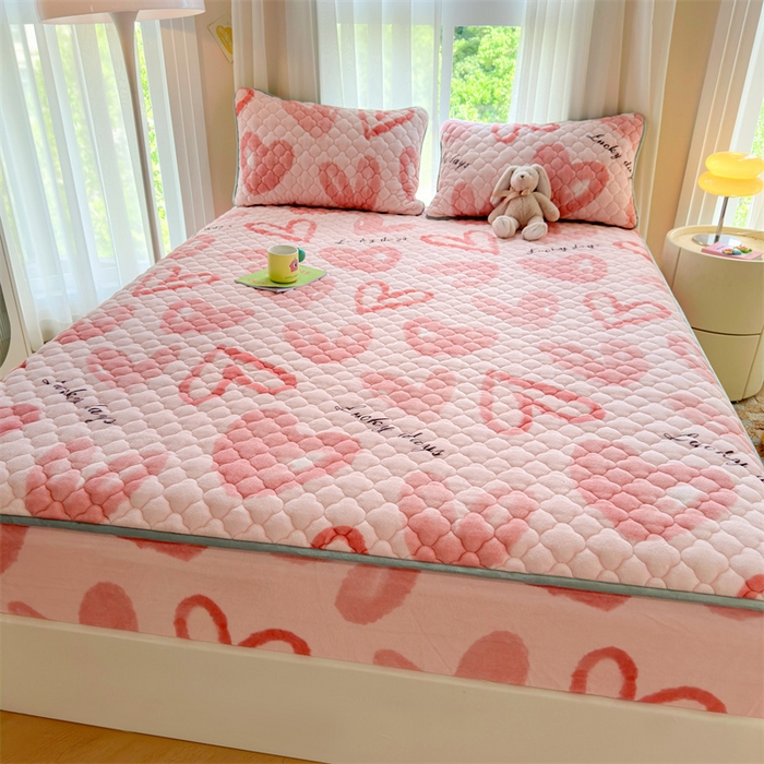 91家纺网 家纺一手货源 找家纺 康纳利 2025新款A类抗菌加厚牛奶绒印花夹棉床笠可搭配同款四件套 粉色爱心