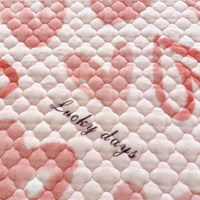 91家纺网 家纺一手货源 找家纺 康纳利 2025新款A类抗菌加厚牛奶绒印花夹棉床笠可搭配同款四件套 粉色爱心