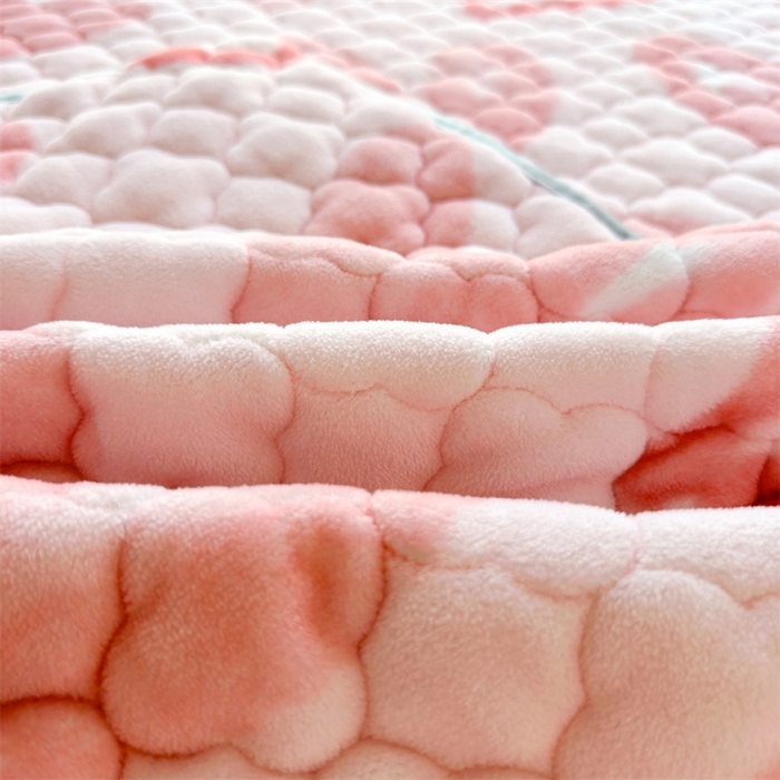 91家纺网 家纺一手货源 找家纺 康纳利 2025新款A类抗菌加厚牛奶绒印花夹棉床笠可搭配同款四件套 粉色爱心