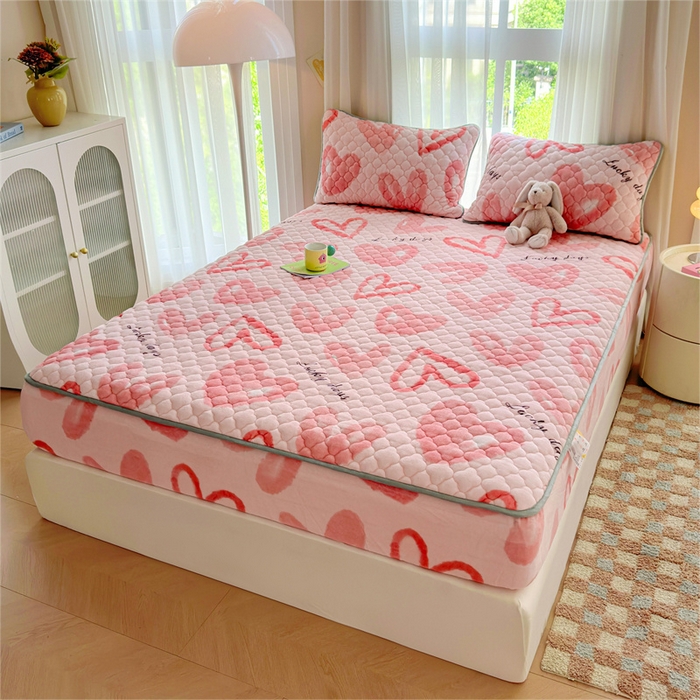 91家纺网 家纺一手货源 找家纺 康纳利 2025新款A类抗菌加厚牛奶绒印花夹棉床笠可搭配同款四件套 粉色爱心