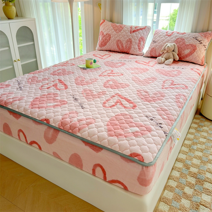 91家纺网 家纺一手货源 找家纺 康纳利 2025新款A类抗菌加厚牛奶绒印花夹棉床笠可搭配同款四件套 粉色爱心