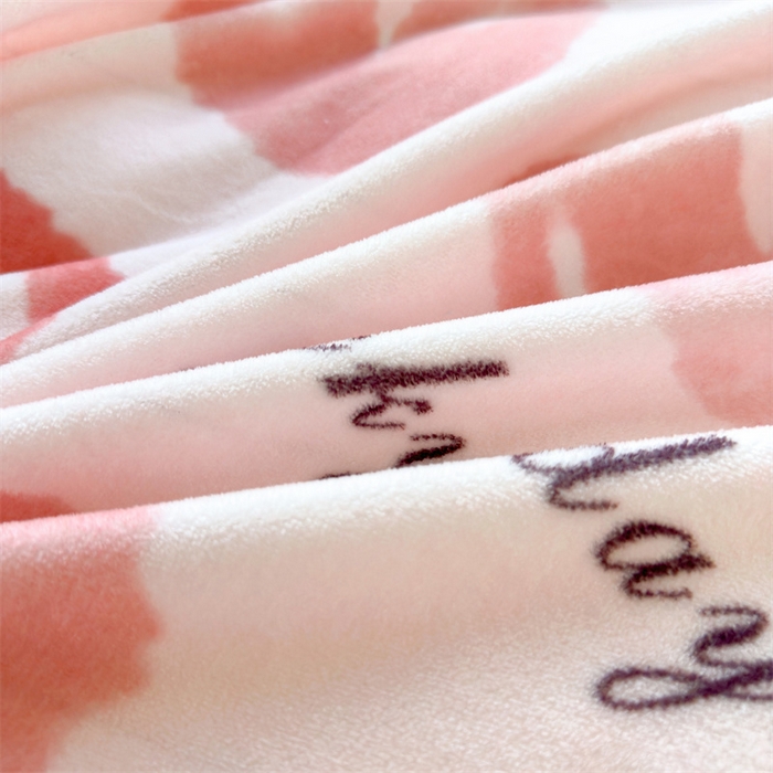 91家纺网 家纺一手货源 找家纺 康纳利 2025新款A类抗菌加厚牛奶绒印花夹棉床笠可搭配同款四件套 粉色爱心