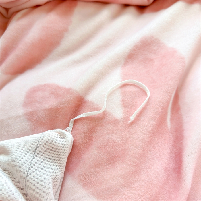 91家纺网 家纺一手货源 找家纺 康纳利 2025新款A类抗菌加厚牛奶绒印花夹棉床笠可搭配同款四件套 粉色爱心