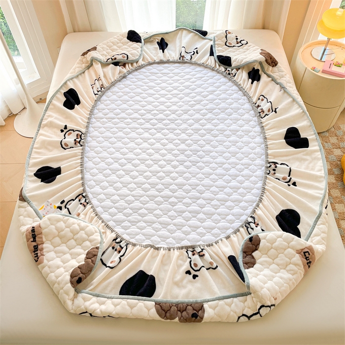 91家纺网 家纺一手货源 找家纺 康纳利 2025新款A类抗菌加厚牛奶绒印花夹棉床笠可搭配同款四件套 哈尼小熊