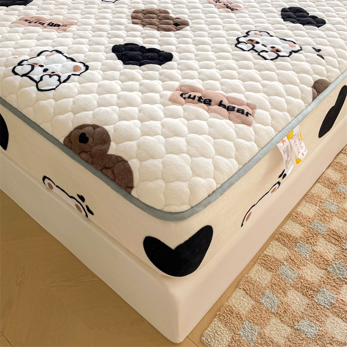 91家纺网 家纺一手货源 找家纺 康纳利 2025新款A类抗菌加厚牛奶绒印花夹棉床笠可搭配同款四件套 哈尼小熊