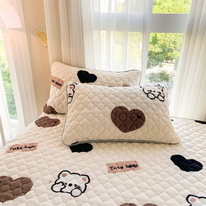 91家纺网 家纺一手货源 找家纺 康纳利 2025新款A类抗菌加厚牛奶绒印花夹棉床笠可搭配同款四件套 哈尼小熊