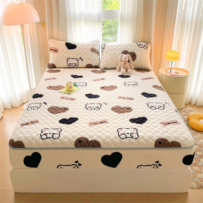 91家纺网 家纺一手货源 找家纺 康纳利 2025新款A类抗菌加厚牛奶绒印花夹棉床笠可搭配同款四件套 哈尼小熊