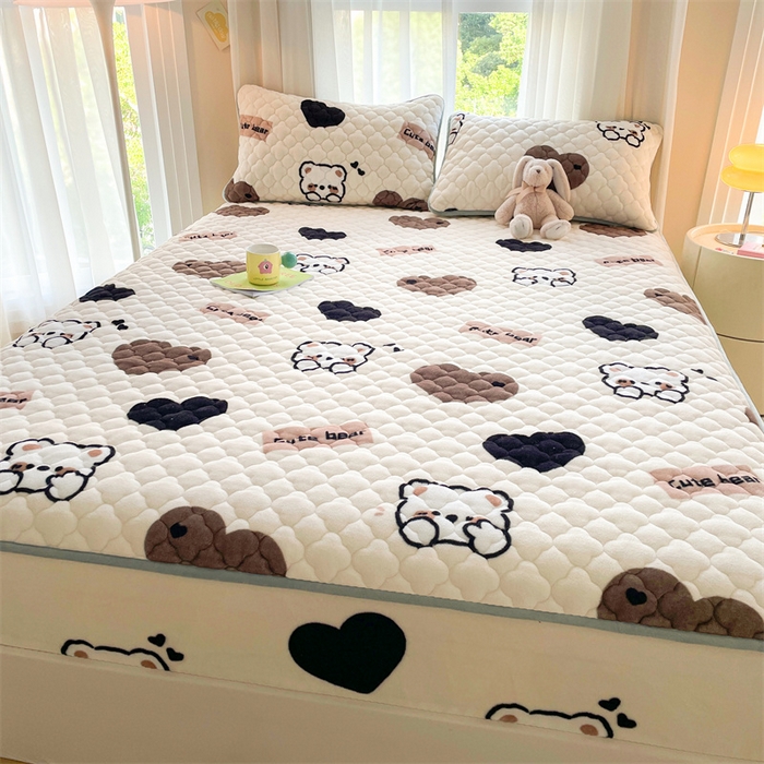 91家纺网 家纺一手货源 找家纺 康纳利 2025新款A类抗菌加厚牛奶绒印花夹棉床笠可搭配同款四件套 哈尼小熊