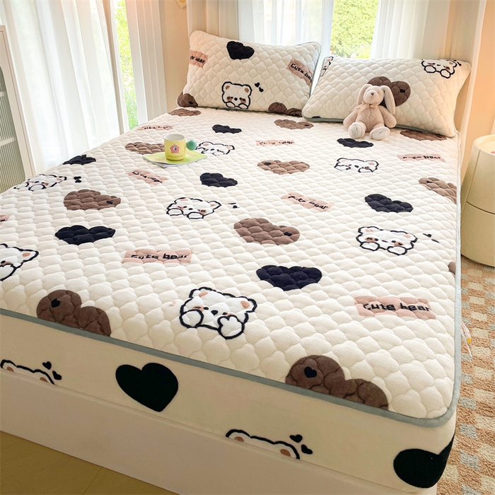 91家纺网 家纺一手货源 找家纺 康纳利 2025新款A类抗菌加厚牛奶绒印花夹棉床笠可搭配同款四件套 哈尼小熊