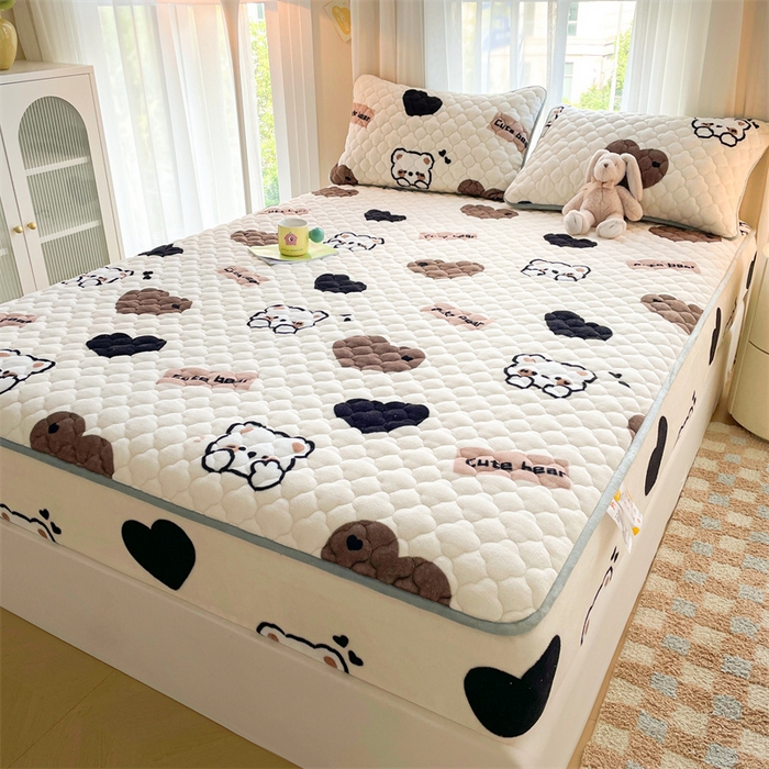 91家纺网 家纺一手货源 找家纺 康纳利 2025新款A类抗菌加厚牛奶绒印花夹棉床笠可搭配同款四件套 哈尼小熊