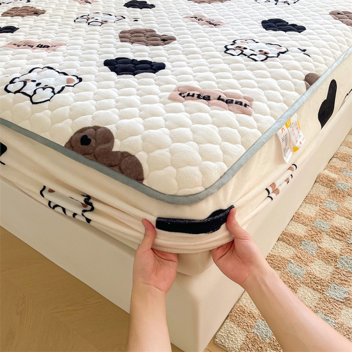 91家纺网 家纺一手货源 找家纺 康纳利 2025新款A类抗菌加厚牛奶绒印花夹棉床笠可搭配同款四件套 哈尼小熊