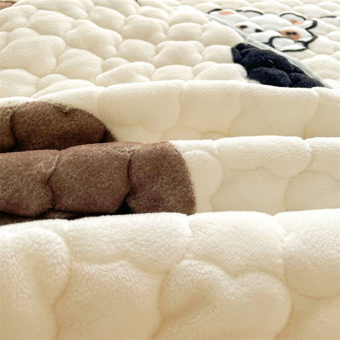 91家纺网 家纺一手货源 找家纺 康纳利 2025新款A类抗菌加厚牛奶绒印花夹棉床笠可搭配同款四件套 哈尼小熊