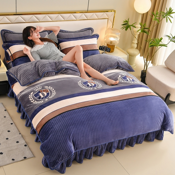 91家纺网 家纺一手货源 找家纺 赫本 2025新品8斤爆品牛奶绒四件套床裙款金雕绒法莱绒四套件 简希