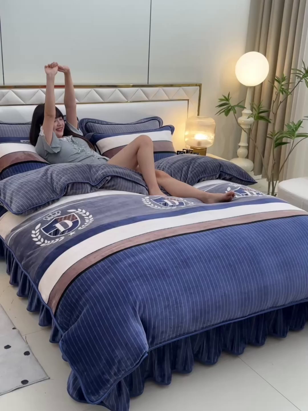 91家纺网 家纺一手货源 找家纺 赫本 2025新品8斤爆品牛奶绒四件套床裙款金雕绒法莱绒四套件 简希