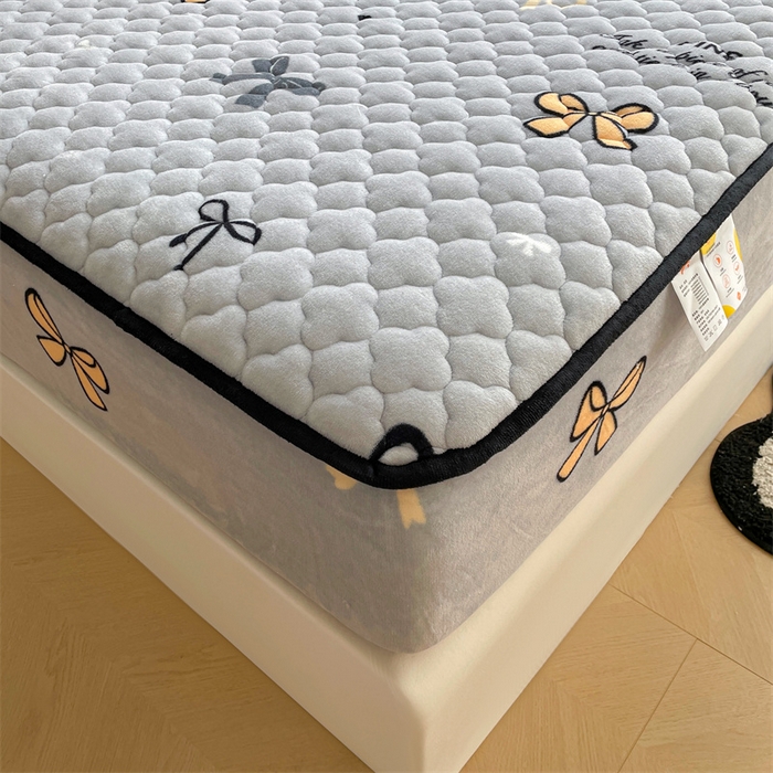 91家纺网 家纺一手货源 找家纺 康纳利 2025新款A类抗菌加厚牛奶绒印花夹棉床笠可搭配同款四件套 蝴蝶结