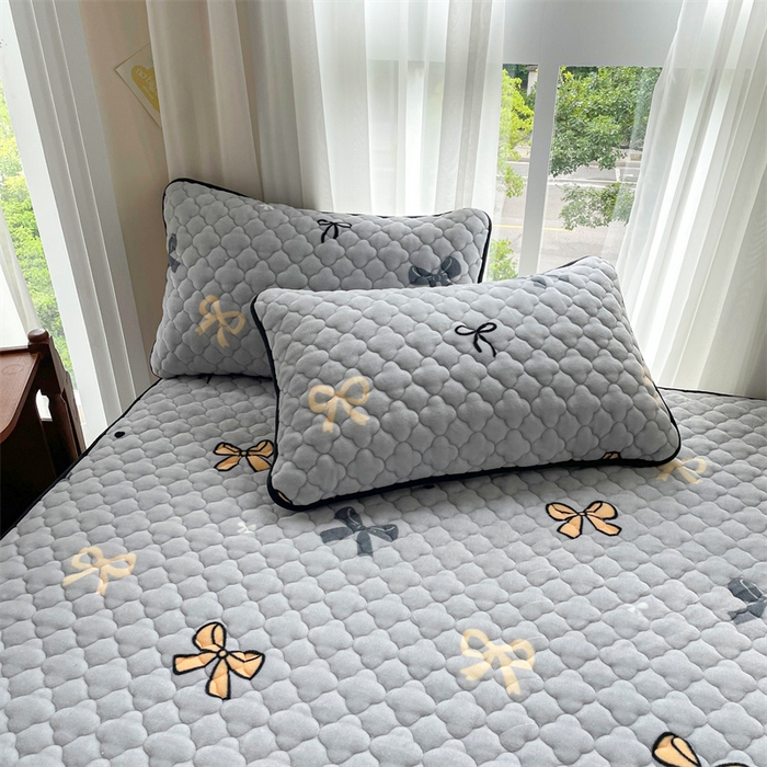 91家纺网 家纺一手货源 找家纺 康纳利 2025新款A类抗菌加厚牛奶绒印花夹棉床笠可搭配同款四件套 蝴蝶结