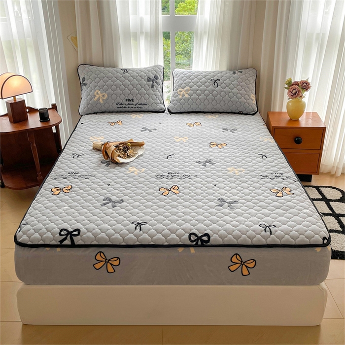 91家纺网 家纺一手货源 找家纺 康纳利 2025新款A类抗菌加厚牛奶绒印花夹棉床笠可搭配同款四件套 蝴蝶结