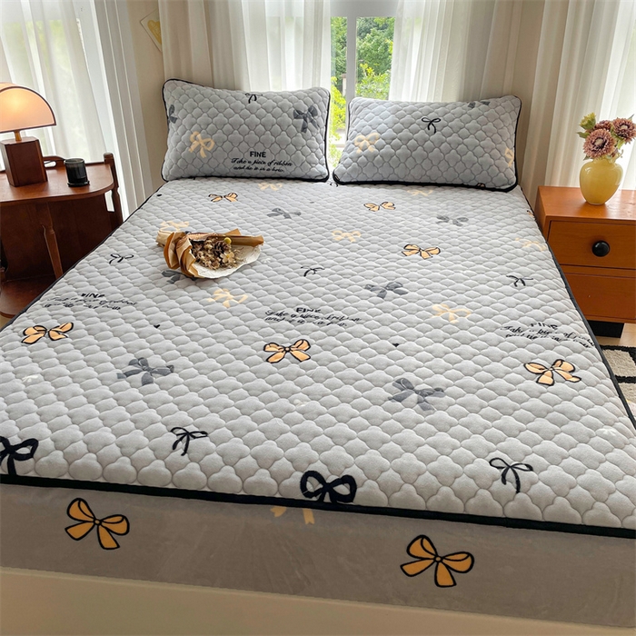 91家纺网 家纺一手货源 找家纺 康纳利 2025新款A类抗菌加厚牛奶绒印花夹棉床笠可搭配同款四件套 蝴蝶结