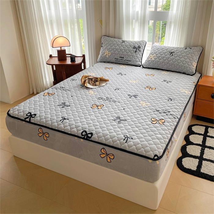 91家纺网 家纺一手货源 找家纺 康纳利 2025新款A类抗菌加厚牛奶绒印花夹棉床笠可搭配同款四件套 蝴蝶结