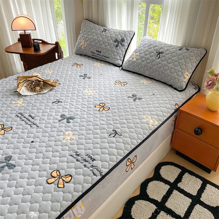 91家纺网 家纺一手货源 找家纺 康纳利 2025新款A类抗菌加厚牛奶绒印花夹棉床笠可搭配同款四件套 蝴蝶结