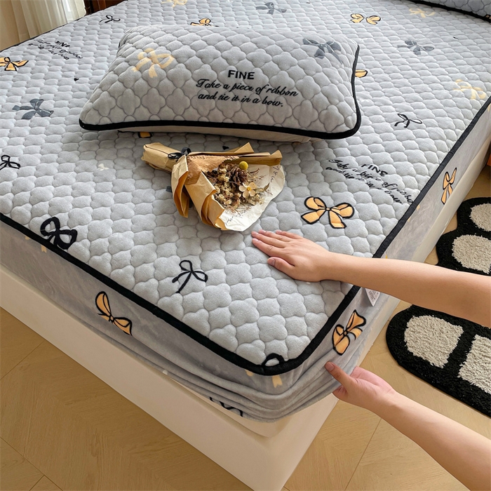 91家纺网 家纺一手货源 找家纺 康纳利 2025新款A类抗菌加厚牛奶绒印花夹棉床笠可搭配同款四件套 蝴蝶结