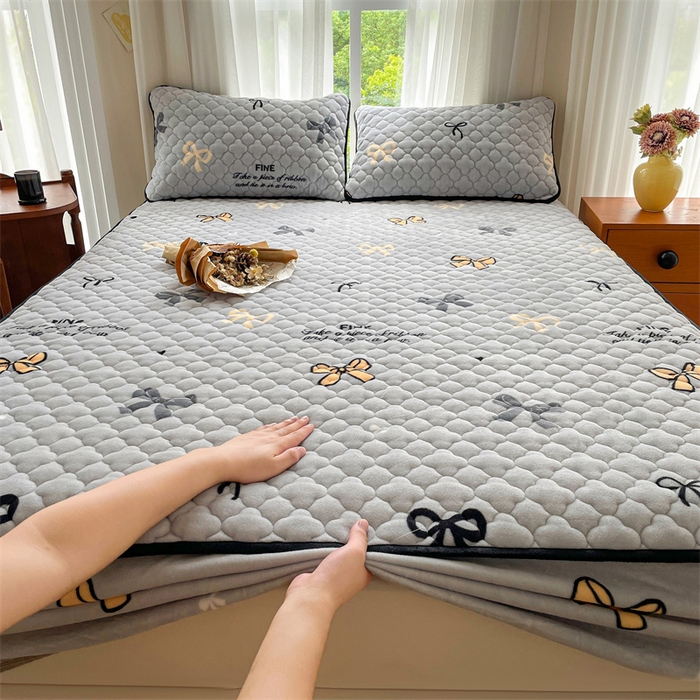 91家纺网 家纺一手货源 找家纺 康纳利 2025新款A类抗菌加厚牛奶绒印花夹棉床笠可搭配同款四件套 蝴蝶结