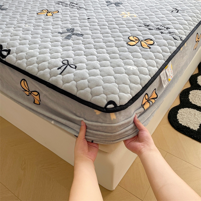 91家纺网 家纺一手货源 找家纺 康纳利 2025新款A类抗菌加厚牛奶绒印花夹棉床笠可搭配同款四件套 蝴蝶结