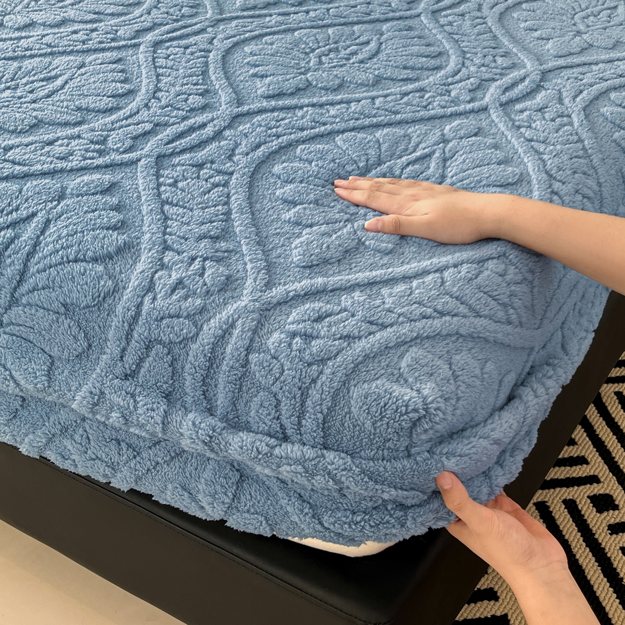 91家纺网 家纺一手货源 找家纺 欧邦 2025新款提花塔芙绒床笠单床笠床笠单件-繁花 繁花-午夜蓝