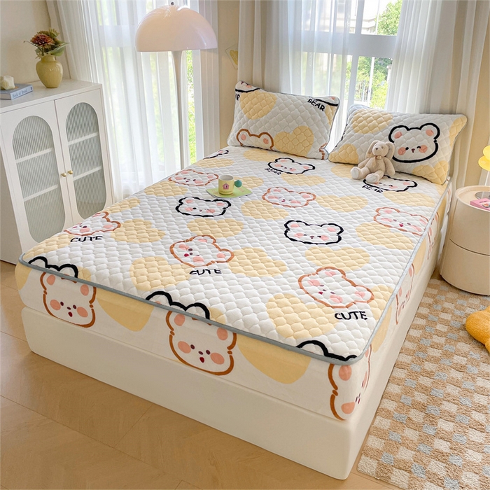 91家纺网 家纺一手货源 找家纺 康纳利 2025新款A类抗菌加厚牛奶绒印花夹棉床笠可搭配同款四件套 奶油小熊