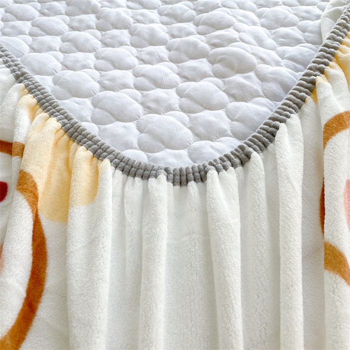 91家纺网 家纺一手货源 找家纺 康纳利 2025新款A类抗菌加厚牛奶绒印花夹棉床笠可搭配同款四件套 奶油小熊