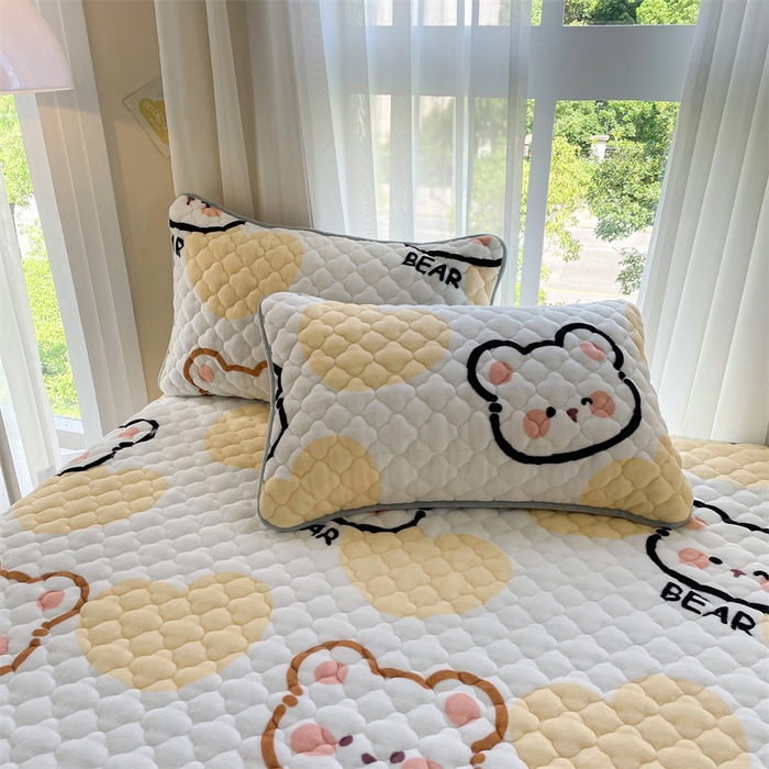 91家纺网 家纺一手货源 找家纺 康纳利 2025新款A类抗菌加厚牛奶绒印花夹棉床笠可搭配同款四件套 奶油小熊