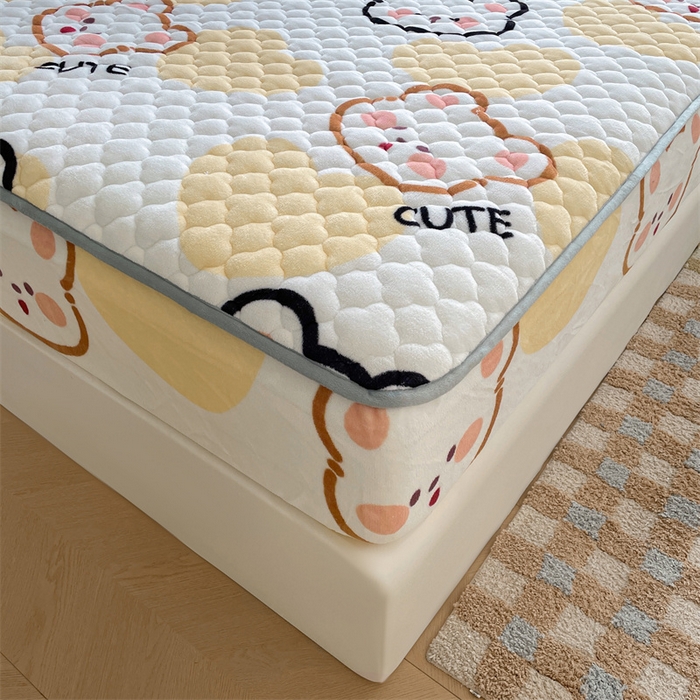 91家纺网 家纺一手货源 找家纺 康纳利 2025新款A类抗菌加厚牛奶绒印花夹棉床笠可搭配同款四件套 奶油小熊