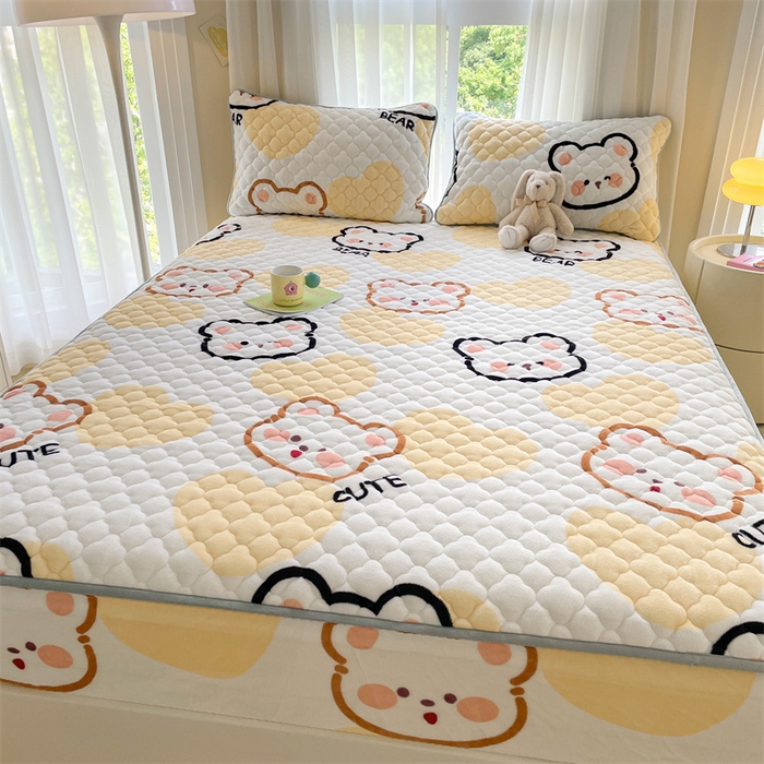 91家纺网 家纺一手货源 找家纺 康纳利 2025新款A类抗菌加厚牛奶绒印花夹棉床笠可搭配同款四件套 奶油小熊