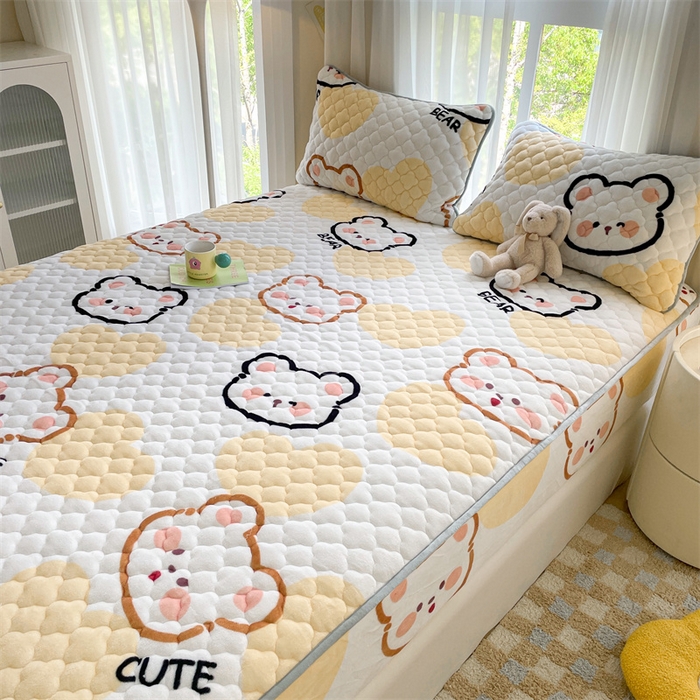 91家纺网 家纺一手货源 找家纺 康纳利 2025新款A类抗菌加厚牛奶绒印花夹棉床笠可搭配同款四件套 奶油小熊