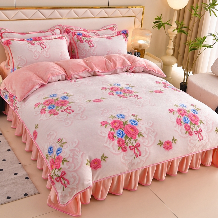 91家纺网 家纺一手货源 找家纺 赫本 2025新品8斤爆品牛奶绒四件套床裙款金雕绒法莱绒四套件 玫瑰花语