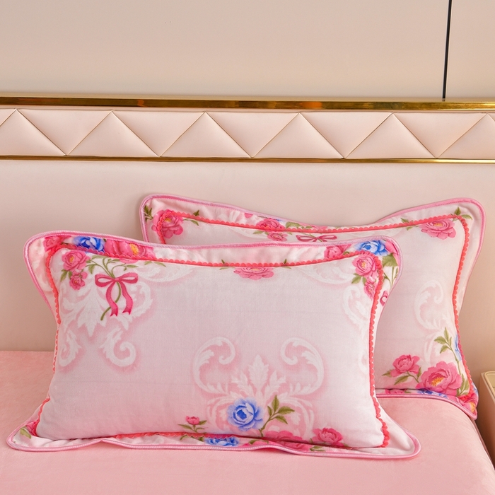 91家纺网 家纺一手货源 找家纺 赫本 2025新品8斤爆品牛奶绒四件套床裙款金雕绒法莱绒四套件 玫瑰花语