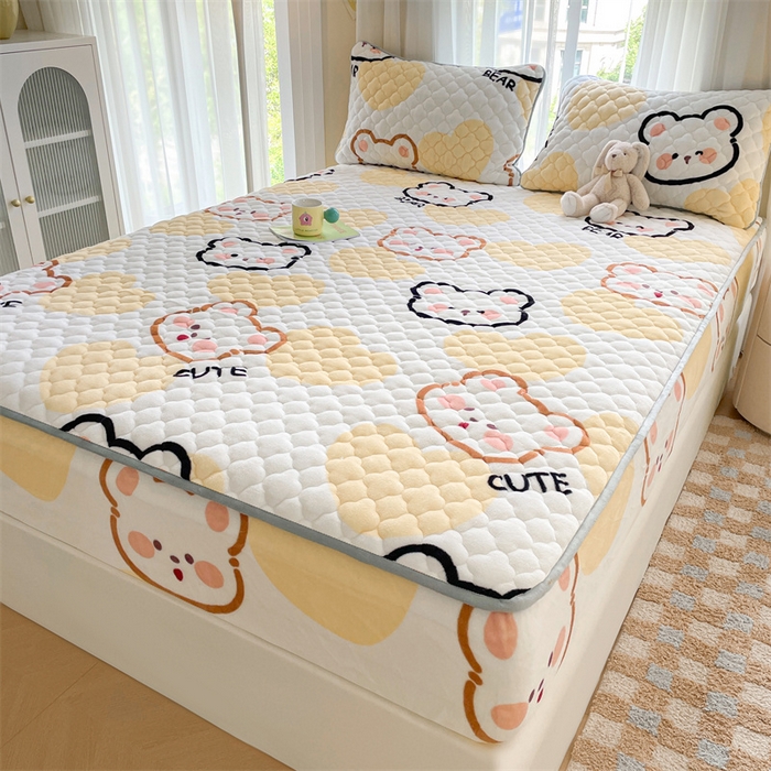 91家纺网 家纺一手货源 找家纺 康纳利 2025新款A类抗菌加厚牛奶绒印花夹棉床笠可搭配同款四件套 奶油小熊