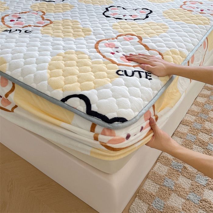 91家纺网 家纺一手货源 找家纺 康纳利 2025新款A类抗菌加厚牛奶绒印花夹棉床笠可搭配同款四件套 奶油小熊