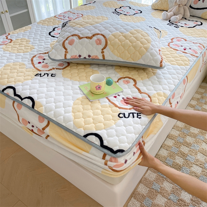 91家纺网 家纺一手货源 找家纺 康纳利 2025新款A类抗菌加厚牛奶绒印花夹棉床笠可搭配同款四件套 奶油小熊