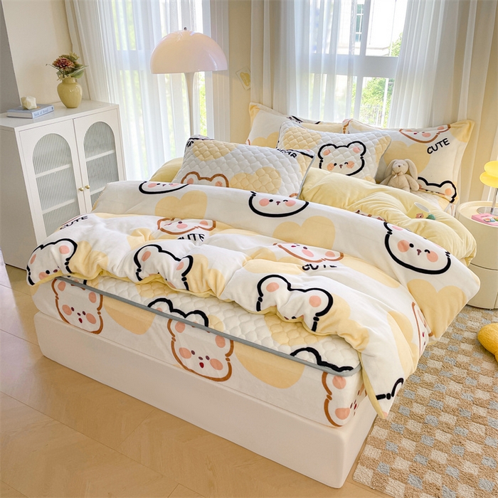 91家纺网 家纺一手货源 找家纺 康纳利 2025新款A类抗菌加厚牛奶绒印花夹棉床笠可搭配同款四件套 奶油小熊