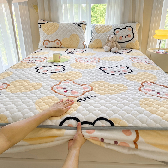 91家纺网 家纺一手货源 找家纺 康纳利 2025新款A类抗菌加厚牛奶绒印花夹棉床笠可搭配同款四件套 奶油小熊