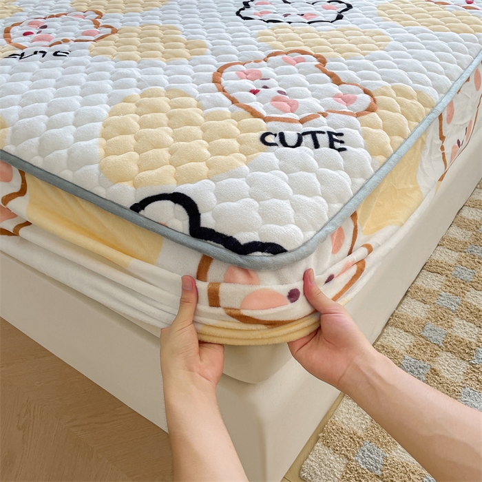 91家纺网 家纺一手货源 找家纺 康纳利 2025新款A类抗菌加厚牛奶绒印花夹棉床笠可搭配同款四件套 奶油小熊