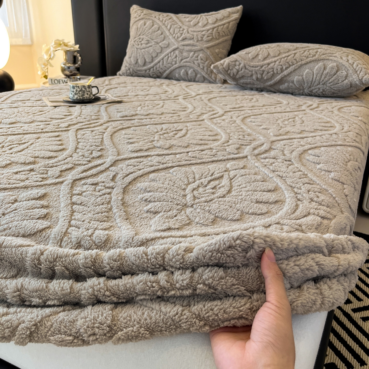 91家纺网 家纺一手货源 找家纺 欧邦 2025新款提花塔芙绒床笠单床笠床笠单件-繁花 繁花-月影灰