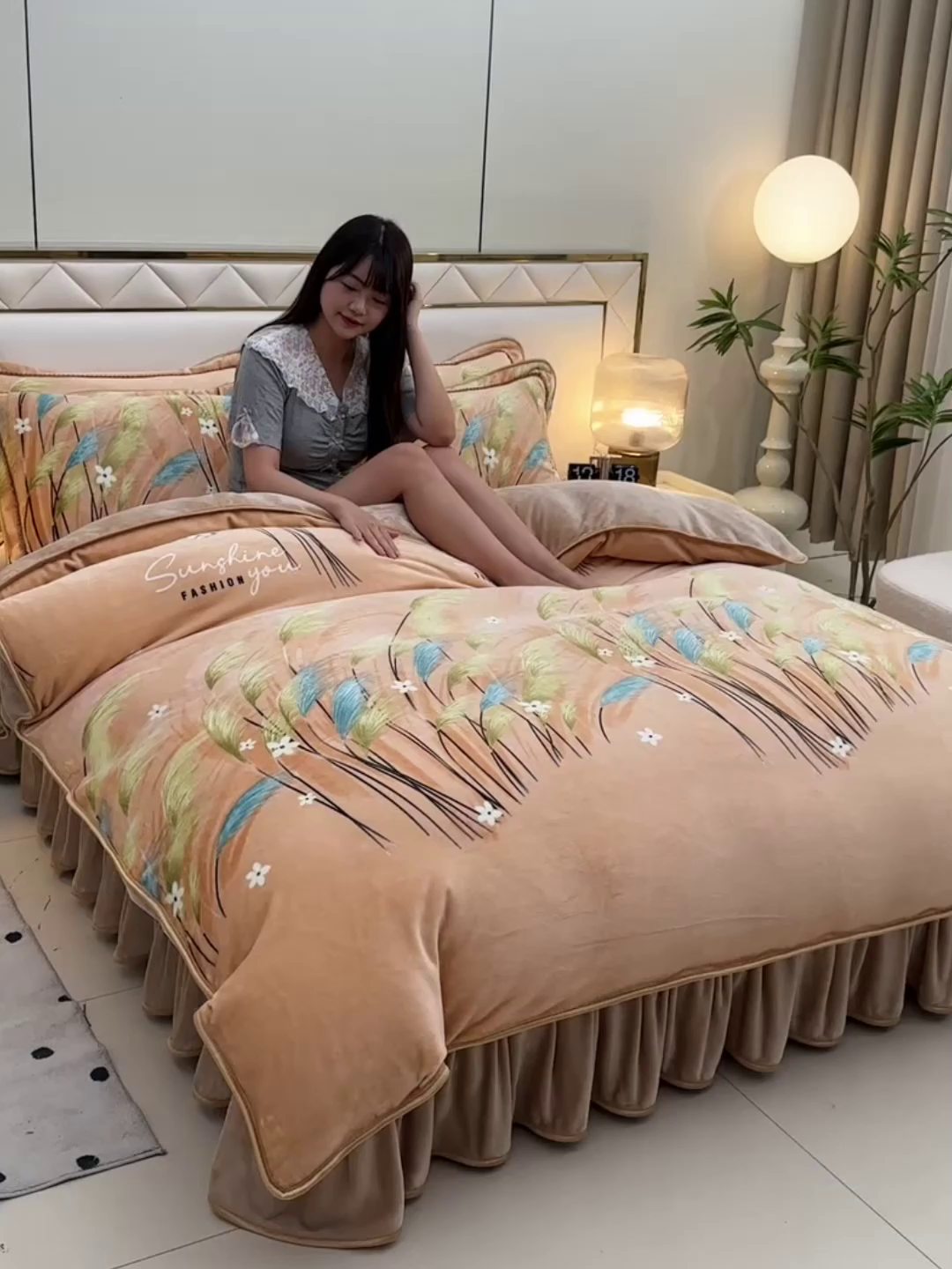 91家纺网 家纺一手货源 找家纺 赫本 2025新品8斤爆品牛奶绒四件套床裙款金雕绒法莱绒四套件 暖秋