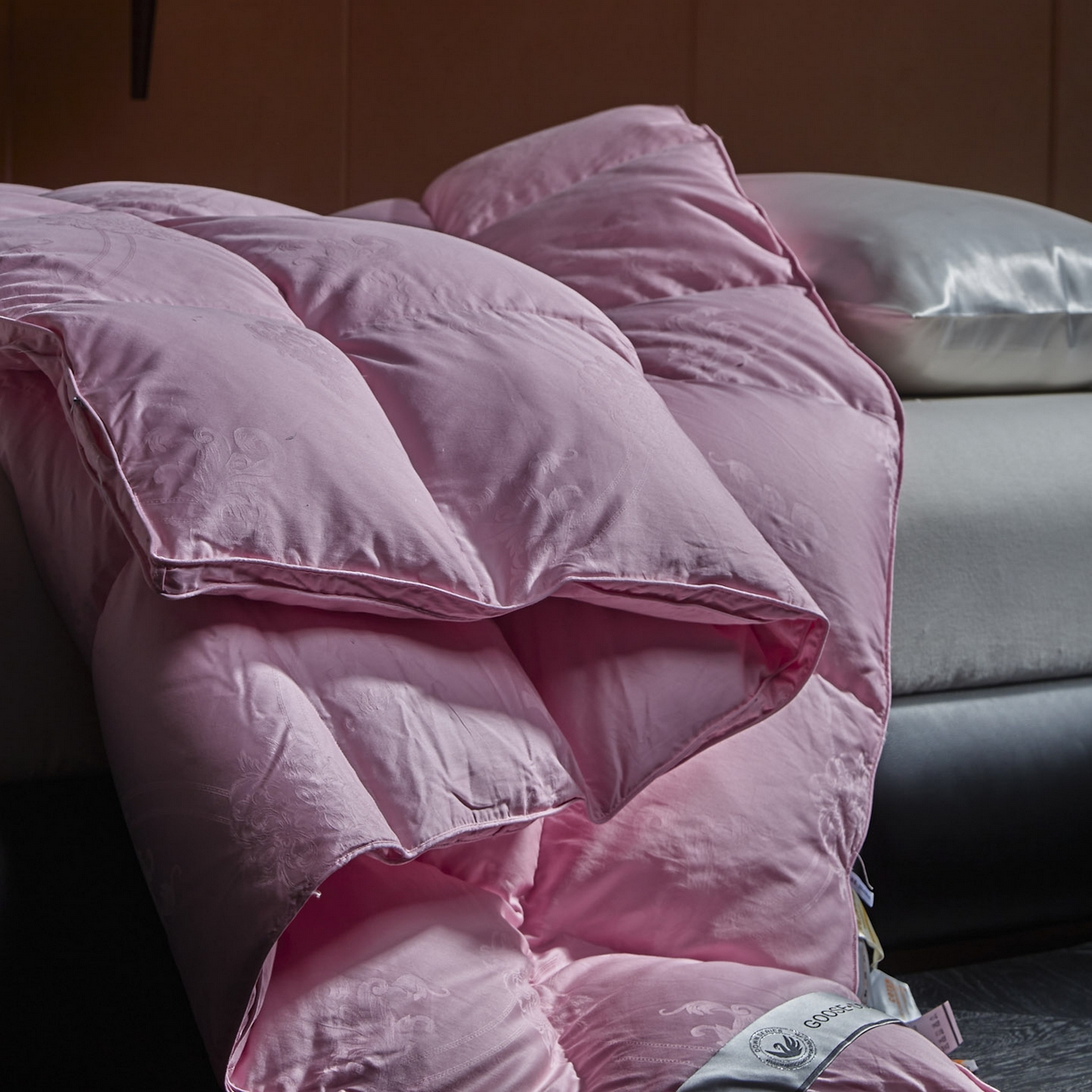 91家纺网 家纺一手货源 找家纺 暖羽屋羽绒馆 2025新款羽毛被子 95白鹅绒丝被芯  羽绒被 加厚冬被 雅馨 粉色