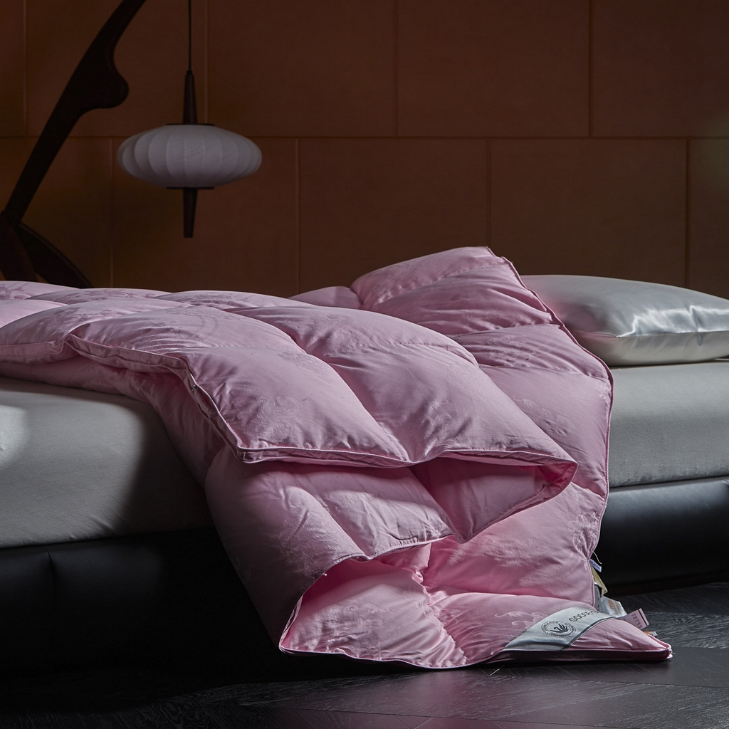 91家纺网 家纺一手货源 找家纺 暖羽屋羽绒馆 2025新款羽毛被子 95白鹅绒丝被芯  羽绒被 加厚冬被 雅馨 粉色