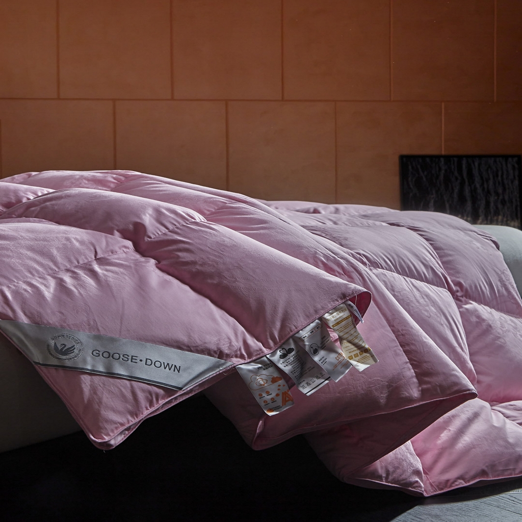 91家纺网 家纺一手货源 找家纺 暖羽屋羽绒馆 2025新款羽毛被子 95白鹅绒丝被芯  羽绒被 加厚冬被 雅馨 粉色